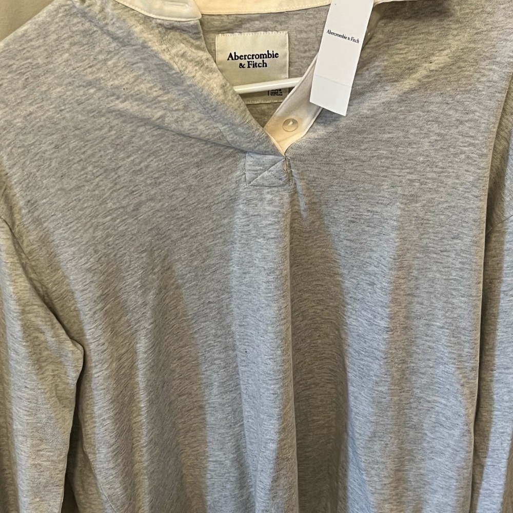 Abercrombie & Fitch Gray Long Sleeve Tee